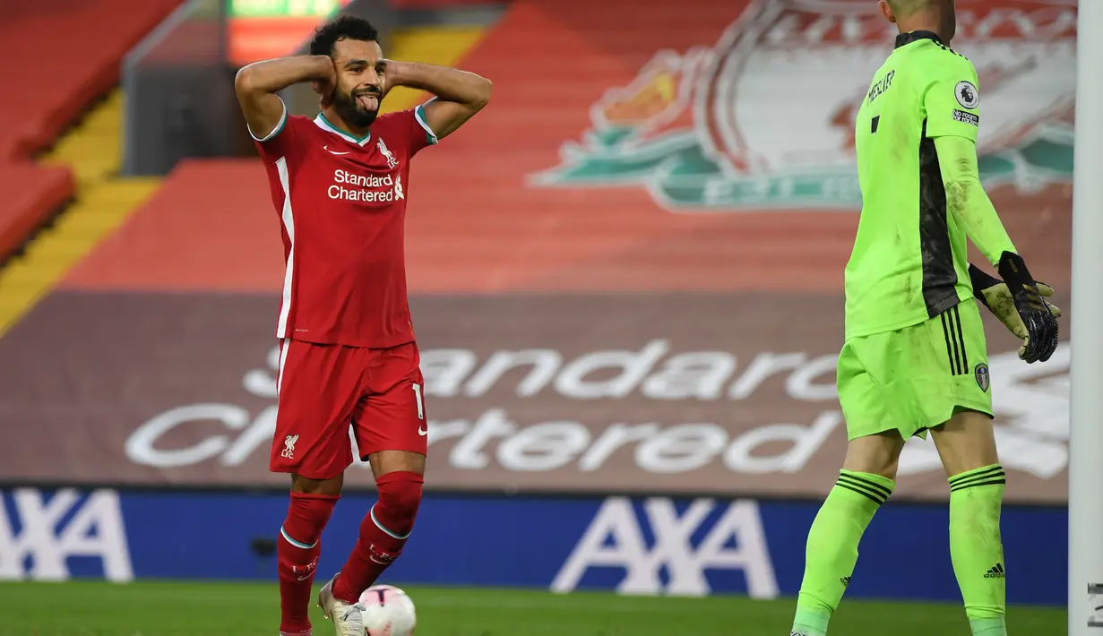 Penyerang Liverpool, Mohamed Salah merayakan gol yang dicetaknya melalui tendangan penalti ke gawang Leeds United pada pekan pertama Premier League di Stadion Anfield, Sabtu (12/9/2020). Mo Salah mencetak hattrick saat membawa Liverpool menang 4-3 atas Leeds United. (Shaun Botterill, Pool via AP)