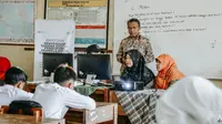 Telkom memberikan bantuan paket sarana pembelajaran digital ke berbagai sekolah dan yayasan di wilayah 3T.