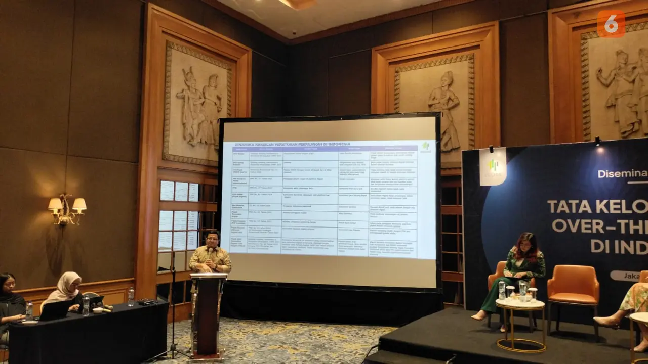 Direktur Ekonomi CELIOS, Nailul Huda, memaparkan studi bertajuk 'Tata Kelola Industri Over The Top di Indonesia', Selasa (2/6/2026) di Jakarta. Liputan6.com/Iskandar