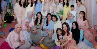 Aaliyah Massaid, yang kini tengah hamil, tampil menawan bersama sang suami. Ia mengenakan zipper shirt warna baby blue yang dipadukan dengan rok mini ruffle putih, menciptakan kesan segar dan manis. [@rieta_amilia/@syahnazs/@aaliyah.massaid].