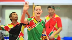Alaina Bergsma, memberikan masukan kepada rekan-rekannya saat berlatih bersama tim putri Gresik Petrokimia di Gor Ken Arok, Malang, Sabtu (20/2/2016). (Bola.com / Nicklas Hanoatubun)