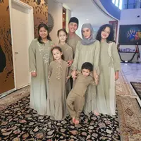 Andhika Pratama dan Ussy Sulistiawaty juga kompak mengenakan baju Lebaran bernuansa hijau. Bersama kelima anaknya, Andhika dan Ussy memilih nuansa hijau yang kompak dan serasi satu sama lain. Foto: Instagram.
