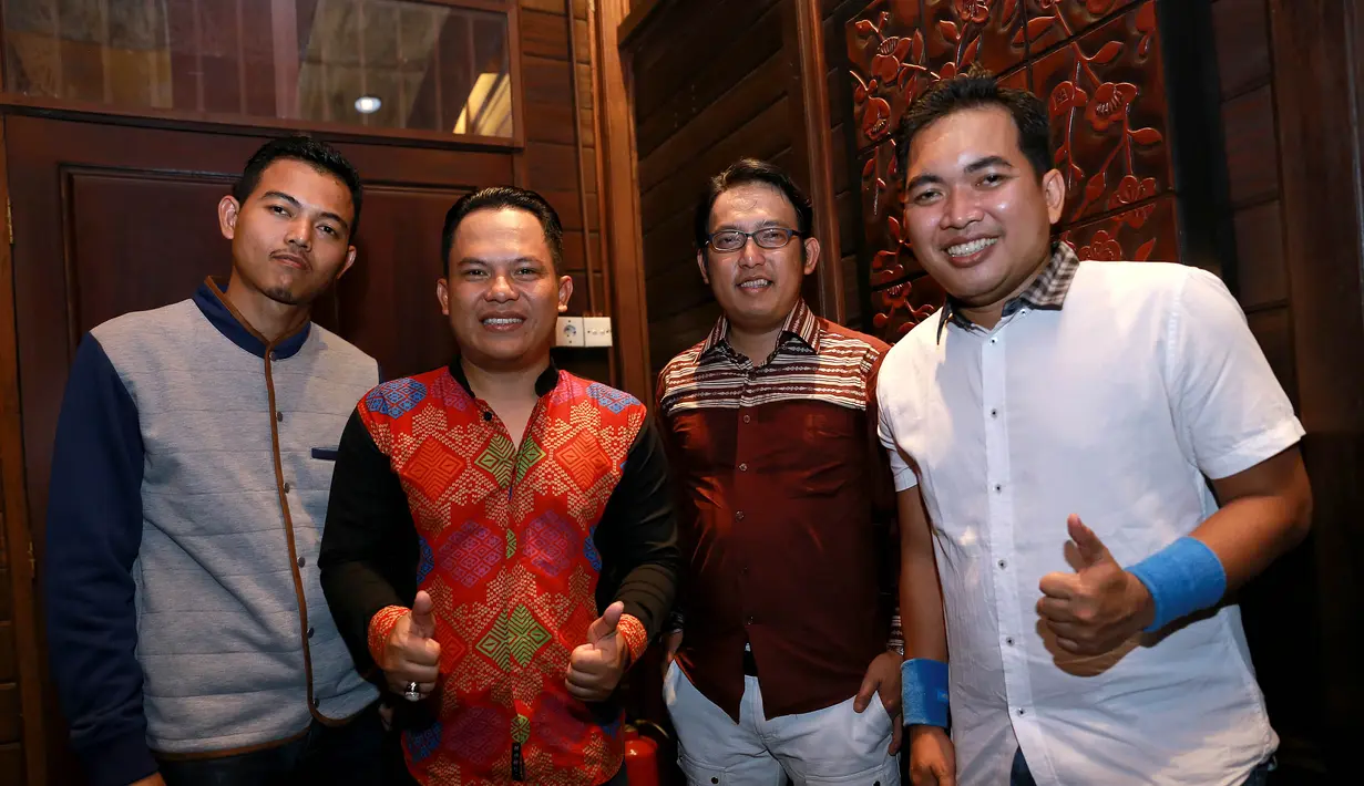 "Kalau saya abis Umroh sama keluarga, kita ke sana akhir Ramadan. Jadi berlebaran di sana (Makkah). Ini langsung ketemu sama anak-anak lainnya dan kru band Wali juga," ujar Faank. (Galih W. Satria/Bintang.com)