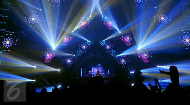 Djakarta Warehouse Project (DWP) 2015 digelar di Jiexpo, Kemayoran, Jakarta, Sabtu (12/12/2015). Penonton dihibur dengan beragam mix lagu yang dimainkan para DJ. (Liputan6.com/Faisal R Syam)