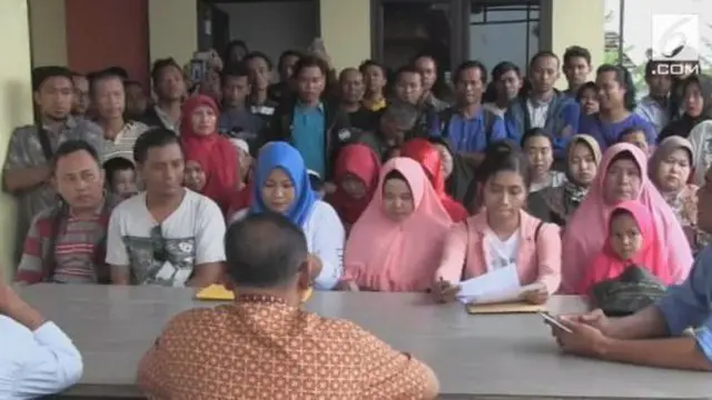 Ratusan konsumen mendatangi Mapolresta Samarinda menuntut pengembalian uang muka yang mereka bayarkan untuk program rumah murah Jokowi.  