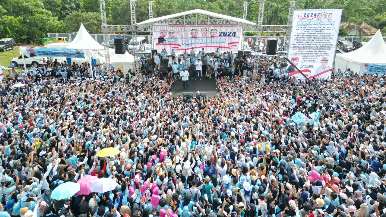 Capres nomor urut 02 Prabowo Subanto kampanye di Lapangan Desa Rawalele, Kecamatan Dawuan, Kabupaten Subang, Jawa Barat, Sabtu (27/1/2024). (Merdeka.com/Nur Habibie)