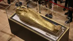 Penampakan peti mati emas mumi Nedjemankh yang dipajang di Museum Nasional Peradaban Mesir, Kairo, Selasa (1/10/2019). Peti mati itu pernah dipamerkan di Museum Seni Metropolitan New York setelah dibeli dari dealer seni Paris pada 2017 dengan harga empat juta dolar AS. (AP Photo/Mahmoud Bakkar)