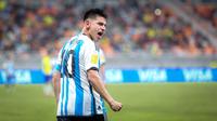 Selebrasi pemain Timnas Argentina U-17, Claudio Echeverri, setelah mencetak gol ke gawang Brasil U-17 dalam pertandingan perempat final Piala Dunia U-17 2023 yang berlangsung di Jakarta International Stadium, Jumat (24/11/2023). (Bola.com/Bagaskara Lazuardi)