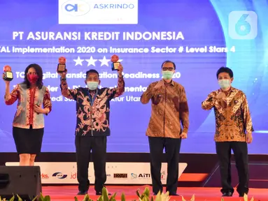 Corporate Communication PT Askrindo Sri Lukmiyati (kedua kiri) dan Senior Executive VP Teknologi Informasi S. Djoko Setiono (tengah) menerima penghargaan acara TOP Digital Awards 2020 yang diselenggarakan majalah It Works di Jakarta, Kamis (23/12/2020). (Liputan6.com/Pool/Askrindo)