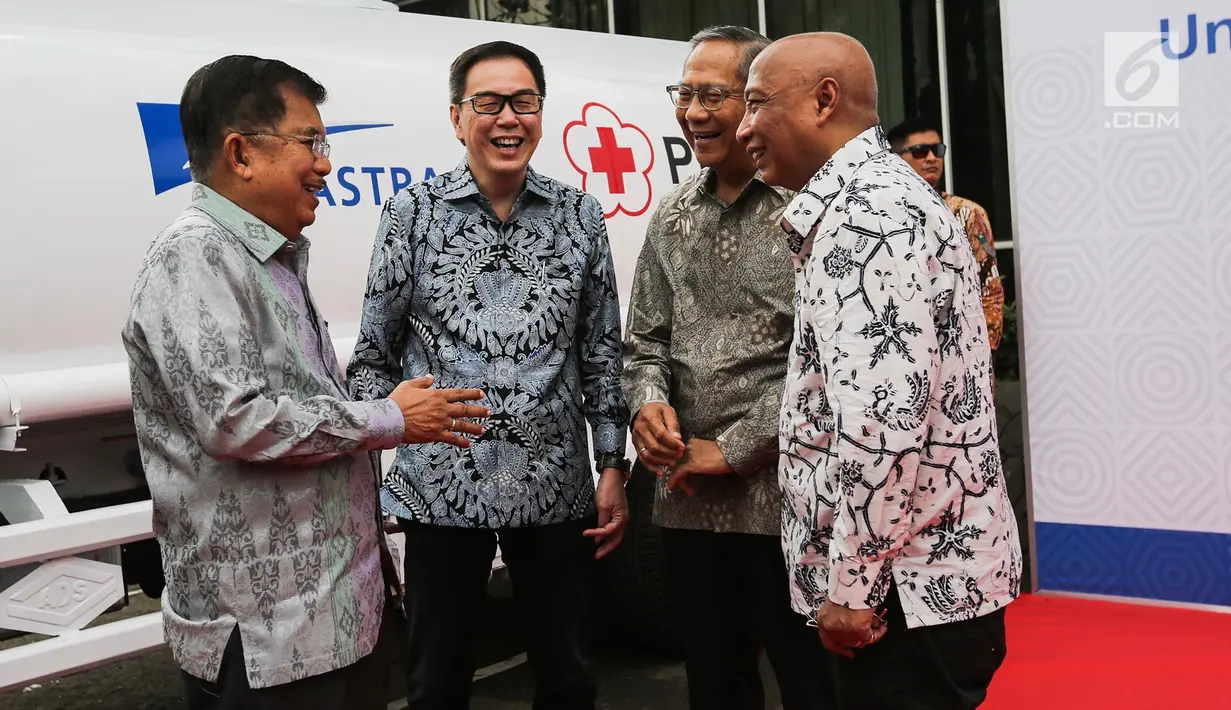 Ketum PMI Jusuf Kalla berbincang bersama Presdir PT Astra International Tbk Prijono Sugiarto dan Plh Ketum PMI Ginandjar Kartasasmita pada acara penyerahan bantuan 10 unit truk tangki air di Kantor PMI, Jakarta, Jumat (8/2). (Liputan6.com/Fery Pradolo)