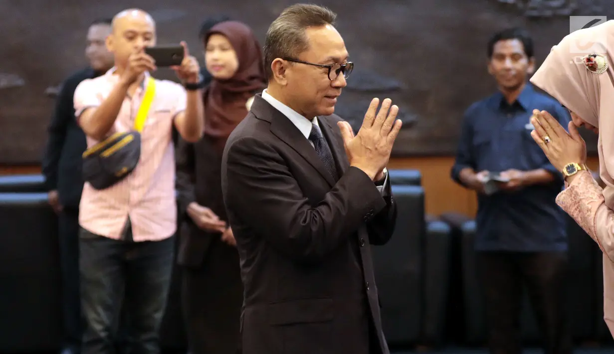Ketua MPR Zulkifli Hasan (kiri) memberi selamat saat melantik empat anggota MPR Pengganti Antar Waktu (PAW) di Kompleks Parlemen, Jakarta, Kamis (14/3). Anggota MPR PAW akan bekerja pada sisa masa jabatan Tahun 2014-2019. (Liputan6.com/JohanTallo)