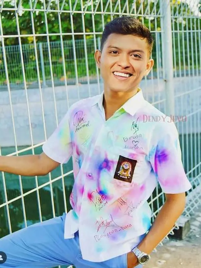 6 Editan Foto Seleb Dunia Jadi Anak SMA Ini Nyeleneh, Kocak