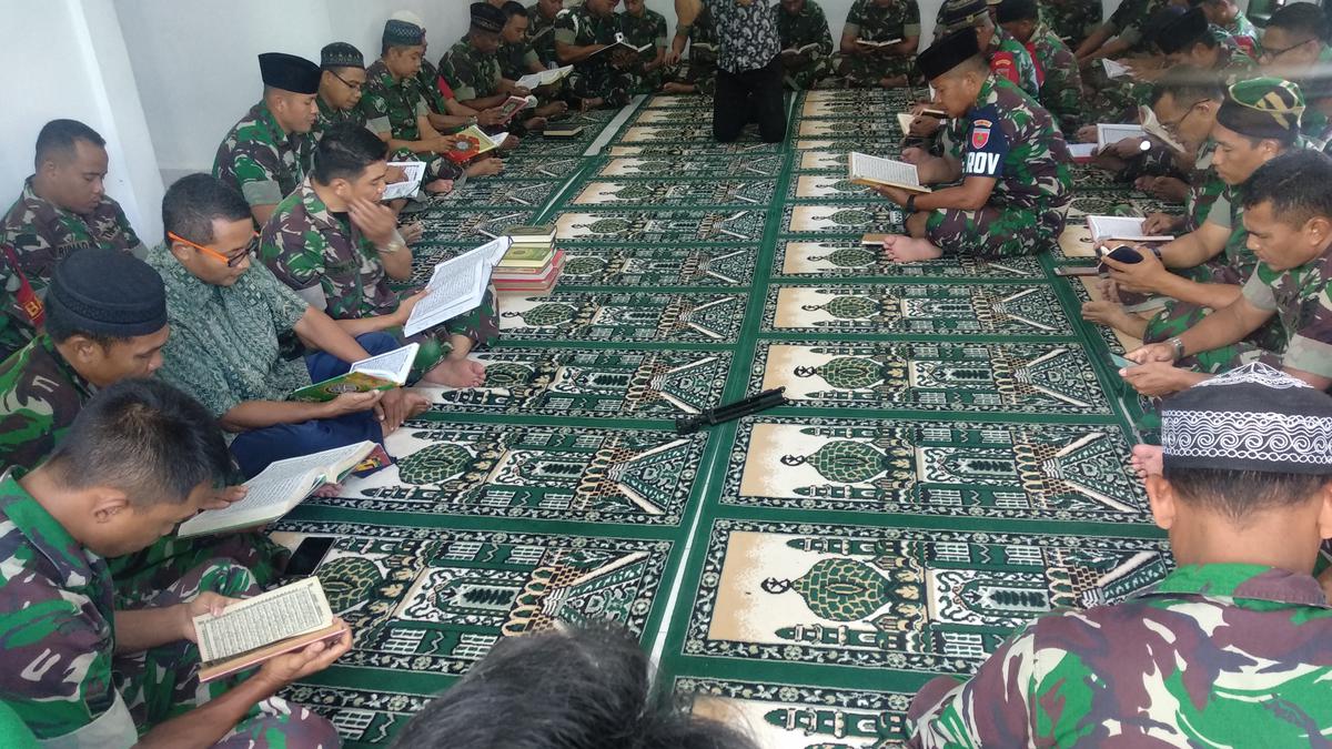 Selama Ramadan, Anggota TNI di Kendari Baca Satu Juz Alquran Setiap