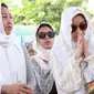 Presenter Terry Putri berdoa di depan makam ibunya di TPU Tanah Kusir‎, Jakarta, Minggu (5/2). Ibunda Terry Putri, Tiny Yusrip, meninggal dunia di RSPAD Gatot Subroto, Jakarta Pusat, Sabtu (4/2/2017) pukul 14.25 WIB. (Liputan6.com/Herman Zakharia)