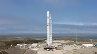 Roket Falcon 9 milik SpaceX tampak sebelum peluncuran hari Minggu, yang mengangkut 10 satelit lagi milik Iridium Communications, dari Pangkalan AU Vanderberg, California, 25 Juni 2017. (SpaceX/AP)