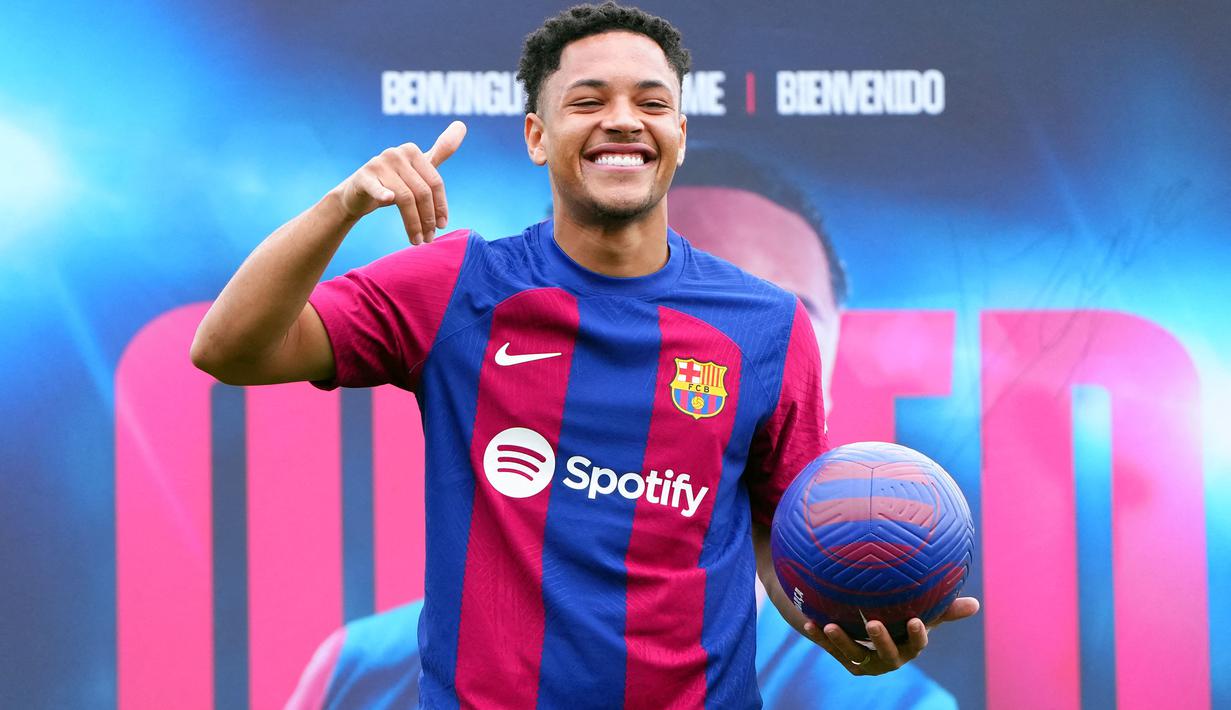 Vitor Roque baru saja bergabung dengan Barcelona pada bursa transfer musim dingin 2023/2024 dan langsung menjalani debutnya saat menang 2-1 atas Las Palmas pada pekan ke-19 La Liga 2023/2024 (4/1/2024). Striker berusia 18 tahun yang sejatinya telah resmi menjadi milik Barcelona pada awal musim 2023/2024 itu menjadi striker asal Brasil teranyar yang dimiliki Barcelona. Sebelumnya Barcelona pernah diperkuat beberapa striker asal Brasil, lima di antaranya bahkan bisa dibilang paling sukses, siapa saja? Ini dia daftar kelimanya. (AFP/Pau Barrena)