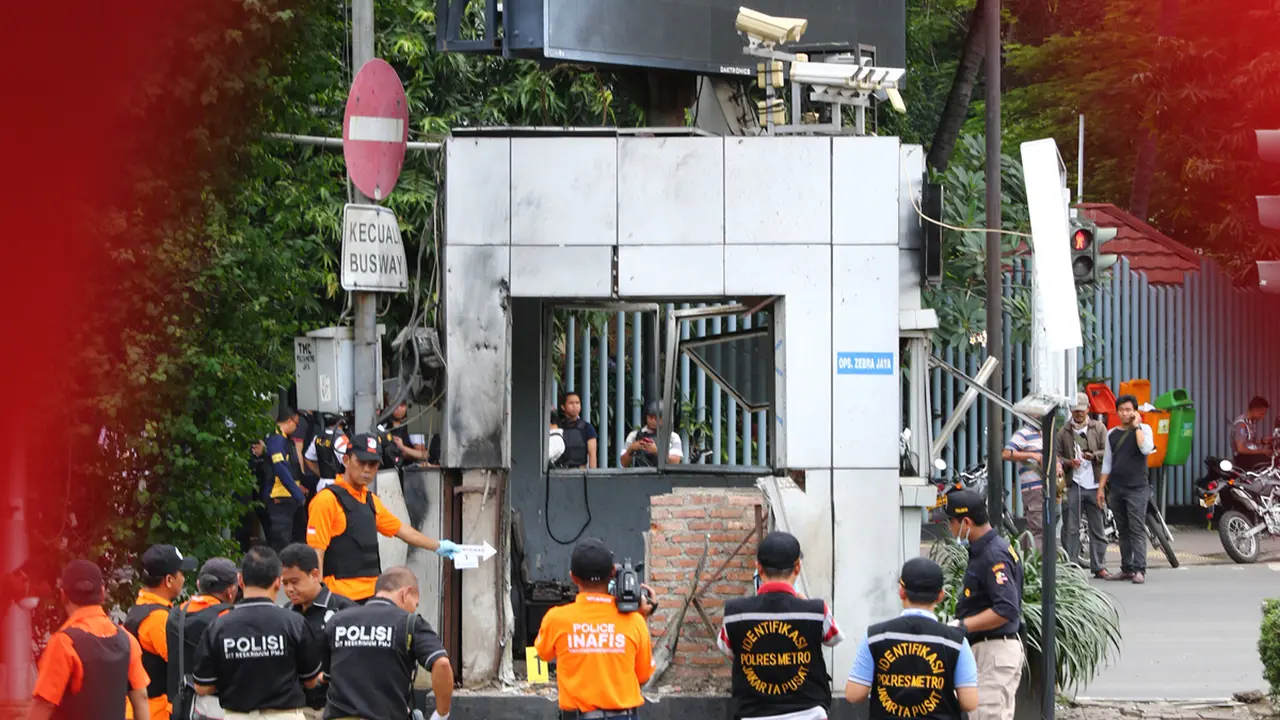 20160114-Polisi-Sisir-Lokasi-Pengeboman-Jakarta-YG