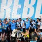 Manchester City mendapat sambutan yang hangat dari puluhan ribu penggemar ketika kembali ke kota Manchester untuk melakukan parade Treble Winners, Selasa (13/6/2023) dini hari WIB. (AFP/Oli Scarff)