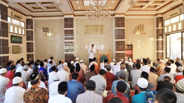 Viral Kebaktian Tutup Peti di Halaman Masjid, Menag Turut Beri Apresiasi