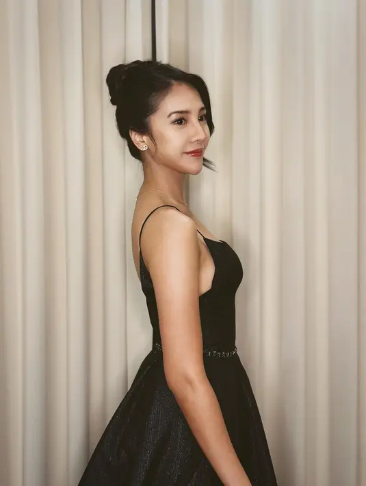 Anya Geraldine selalu tahu bagaimana menunjukkan pesonanya dengan busana yang dikenakan [@anyageraldine]