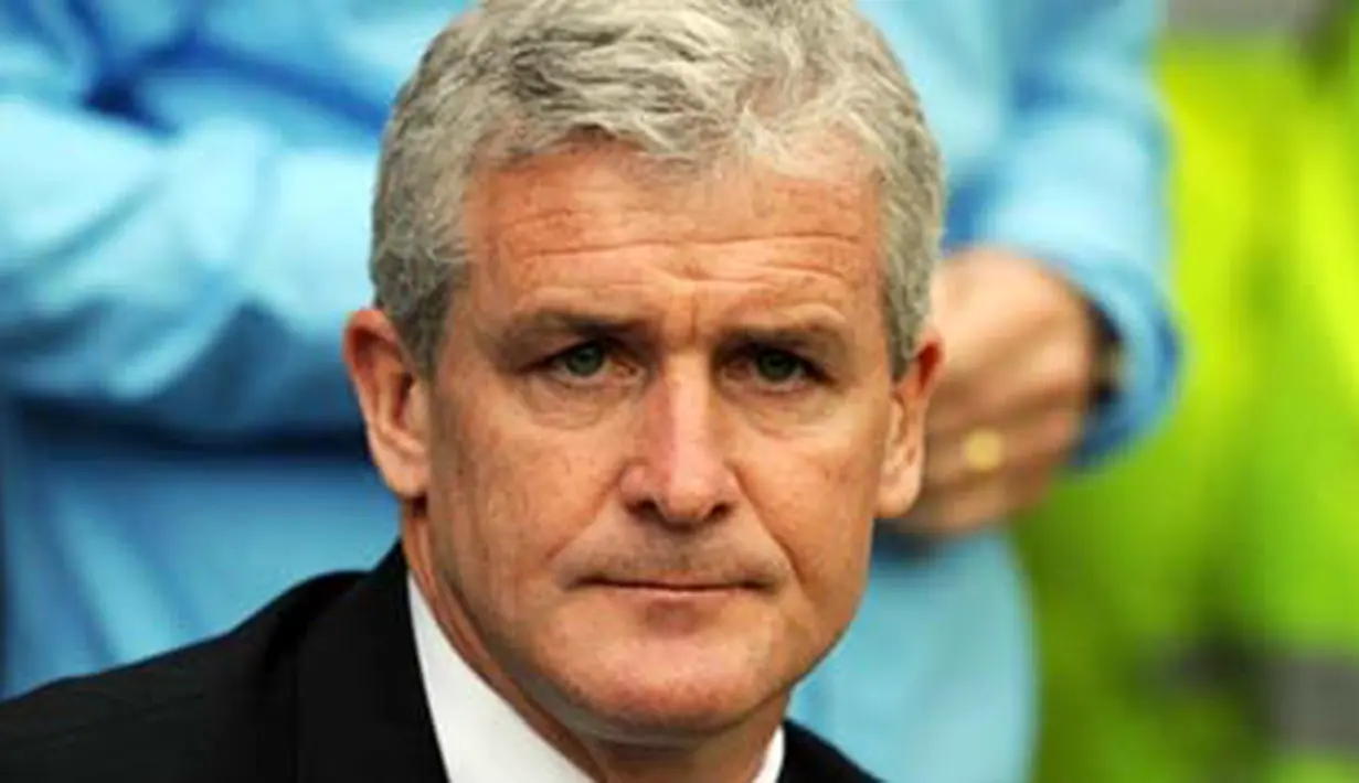 Gaya manajer Manchester City, Mark Hughes melihat anak-anak asuhannya bertanding melawan Wigan Athletic dalam lanjutan EPL yang digelar di DW Stadium, Wigan, 18 Oktober 2009. Hasil akhir 1-1. AFP PHOTO/PAUL ELLIS