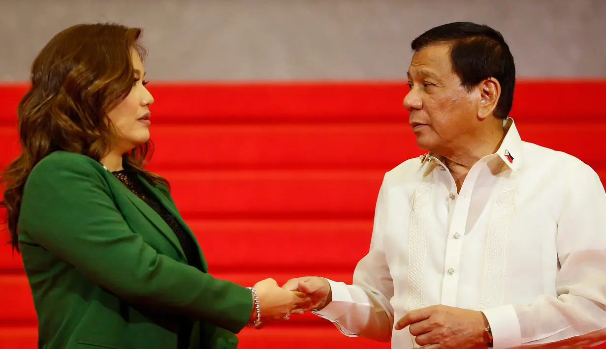 Presiden Filipina Rodrigo Duterte didampingi pasangannya, Honeylet Avancena, menunggu para pemimpin negara-negara anggota ASEAN yang akan menghadiri KTT ke-30 ASEAN di Manila, Filipina, Sabtu (29/4). (AP Photo / Bullit Marquez)