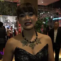 Nirina Zubir hadir dan menjadi MC di gala premier film AADC 2 di Yogyakarta. Ia berharap, film AADC 2 ini mampu menjadi tuan rumah di perfilman Indonesia.