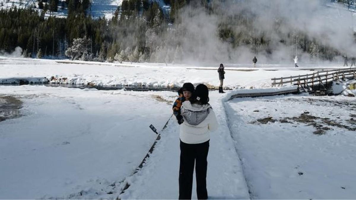 Tidak Bawa Baby Nael, 5 Potret Nikita Willy dan Indra Priawan Ajak Issa Liburan ke Taman Nasional Yellowstone