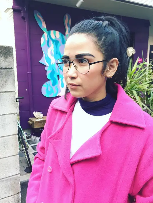 Nah untuk yang satu ini gayanya juga simple banget. Ia hanya mengenakan kaus model turtle neck dengan outer parka berwarna baby pink. Rambut panjangnya pun dikuncir seperti ekor kuda. (Instagram/dindakanyaa)