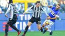 Striker Juventus, Federico Bernardeschi, berebut bola dengan striker Sampdoria, Fabio Quagliarella, pada laga Serie A Italia di Stadion Luigi Ferraris, Genoa, Minggu (19/11/2017). Sampdoria menang 3-2 atas Juventus. (AP/Simone Arveda)