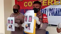Polisi menangkap dua orang pelaku pembacokan pelajar SMP di Bekasi. (Liputan6.com/Bam Sinulingga)
