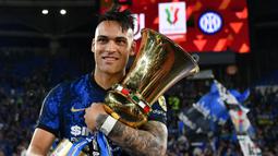 Lautaro Martinez tampil sangat berani dan konsisten melakukan serangan ke lini pertahanan Juventus. Meski tidak mencetak gol, ia memiliki andil atas terciptanya tendangan penalti pertama untuk Inter Milan. (AFP/Isabella Bonotto)