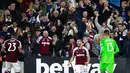 Pemain West Ham United Said Benrahma (tengah) melakukan selebrasi usai mencetak gol kemenangan atas Manchester City saat adu penalti pada pertandingan Piala Liga Inggris di London Stadium, London, Inggris, 27 Oktober 2021. Manchester City kalah lewat adu penalti. (AP Photo/Ian Walton)