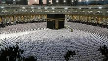 Umat Muslim berdoa selama bulan puasa Ramadhan di sekitar Ka'bah, tempat suci umat Islam, di kompleks Masjidil Haram di kota Saudi Mekah (9/4/2022). Pengumuman tersebut diterbitkan melalui surat Menteri Haji dan Umrah Arab Saudi. (AFP/Abdel Ghani Bashir)