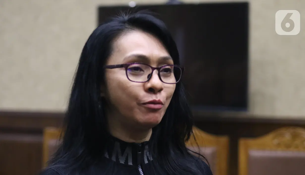 Terdakwa suap revitalisasi Pasar Lirung dan Pasar Beo Kabupaten Kepulauan Talaud TA 2019, Sri Wahyumi Maria Manalip saat menjalani sidang putusan di Pengadilan Tipikor, Jakarta, Senin (9/12/2019). Wahyumi dihukum empat tahun enam bulan penjara, denda Rp 200 juta. (Liputan6.com/Helmi Fithriansyah)