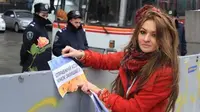 Cinta Menembus Barikade, Polisi-Demonstran Cantik Ukraina Pacaran