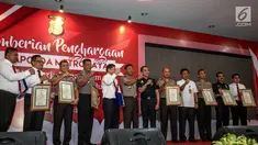 Kapolda Metro Jaya Irjen Idham Aziz foto bersama usai memberikan penghargaan kepada anggota berprestasi yang mengungkap penyelundupan 1 ton sabu sindikat internasional di Balai Polda Metro Jaya, Jakarta, Selasa (8/8). (Liputan6.com/Faizal Fanani)