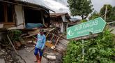 Seorang pria berjalan di samping rumah-rumah yang rusak setelah pergerakan tanah melanda permukiman mereka di desa Padasari, Tegal, Jawa Tengah, Senin 9 Februari 2026. Fenomena tanah bergerak di Desa Padasari, Kecamatan Jatinegara, Kabupaten Tegal, Jawa Tengah masih terus terjadi. (DEVI RAHMAN/AFP)