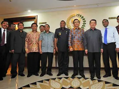 Ketua DPR RI Marzuki Alie (tengah), didampingi sejumlah Gubernur dan Walikota daerah kepulauan usai memaparkan RUU Provinsi Kepulauan, di Kompleks Parlemen Senayan, Jakarta, Kamis (6/10). RUU tersebut akan menjadi prioritas DPR RI disahkan menjadi UU pada