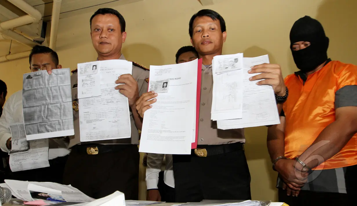 Aparat kepolisian menunjukan sejumlah berkas saat rilis kasus penipuan Wedding Organizer di Mapolres Jakarta, Barat, Senin (25/5/2015). Kerugian akibat penipuan jasa resepsi pernikahan tersebut mencapai Rp. 1,6 miliar. (Liputan6.com/Johan Tallo)