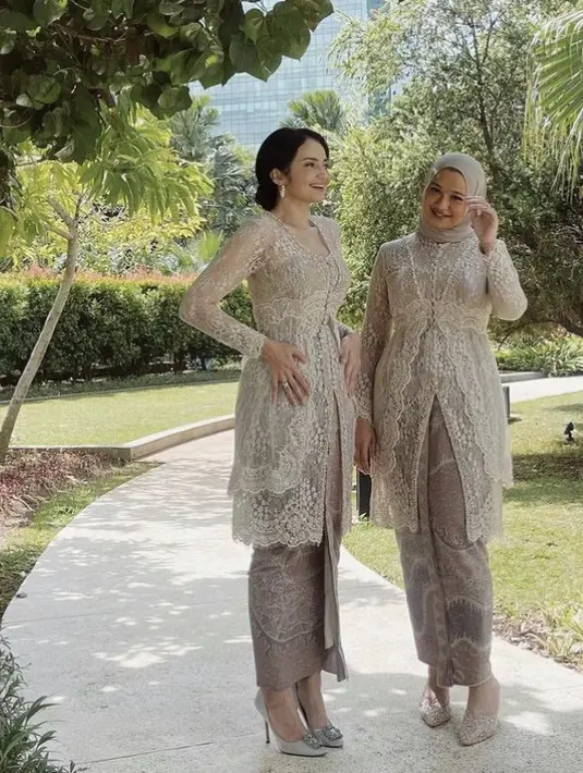 Mengenakan kebaya, Enzy Storia tampil dengan gaya rambut sanggul tidak terlalu tinggi tanpa aksesori. @enzystoria