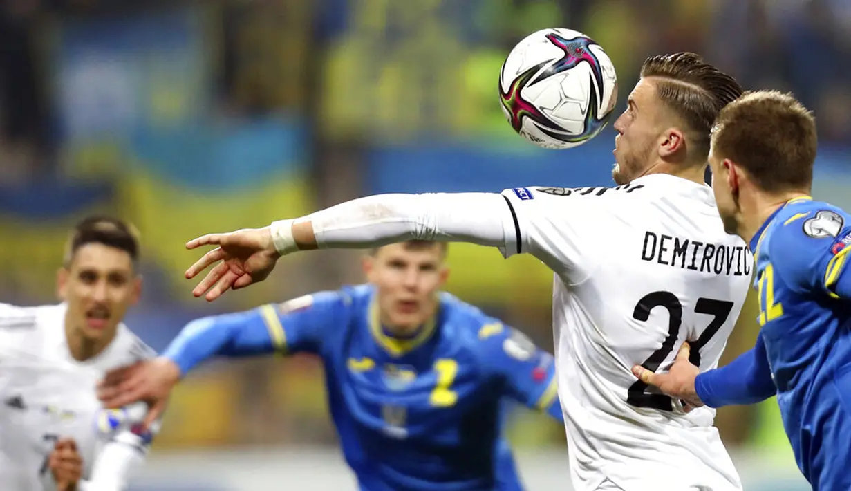 Pemain Bosnia-Herzegovina Ermedin Demirovic (kedua kanan) berduel memperebutkan bola dengan pemain Ukraina Mykola Matviyenko pada pertandingan kualifikasi Grup D Piala Dunia 2022 di Stadion Bilino Polje, Zenica, Bosnia, 16 November 2021. Ukraina menang 2-0. (AP Photo)