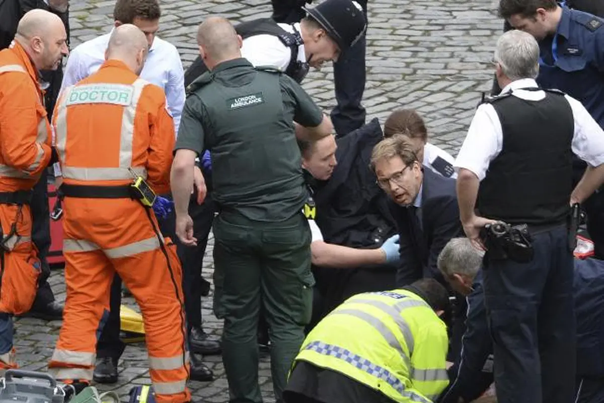 Aksi politisi Tobias Ellwood berusaha menyelamatkan polisi yang jadi korban teror Inggris