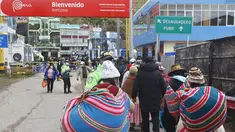 Warga Peru antre memasuki perbatasan Bolivia untuk memasuki negara tersebut, di desa Desaguadero, Peru, pada 18 Februari 2022. Setelah ditutup selama hampir dua tahun karena pandemi Covid-19, Pemerintah Peru mengizinkan pembukaan kembali perbatasan dengan Bolivia dan Ekuador. (Carlos MAMANI/AFP)