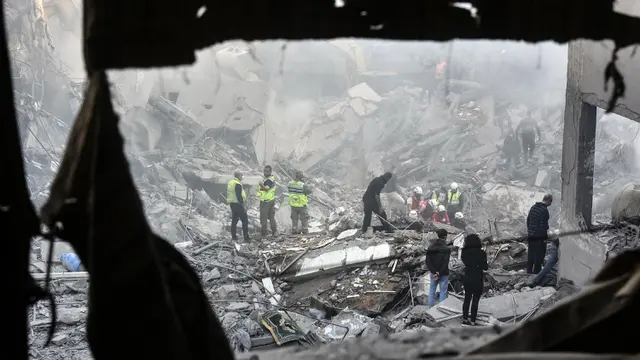 Kerahkan Alat Berat, Tim Penyelamat Berjibaku Cari Korban Serangan Israel di Permukiman Warga Beirut