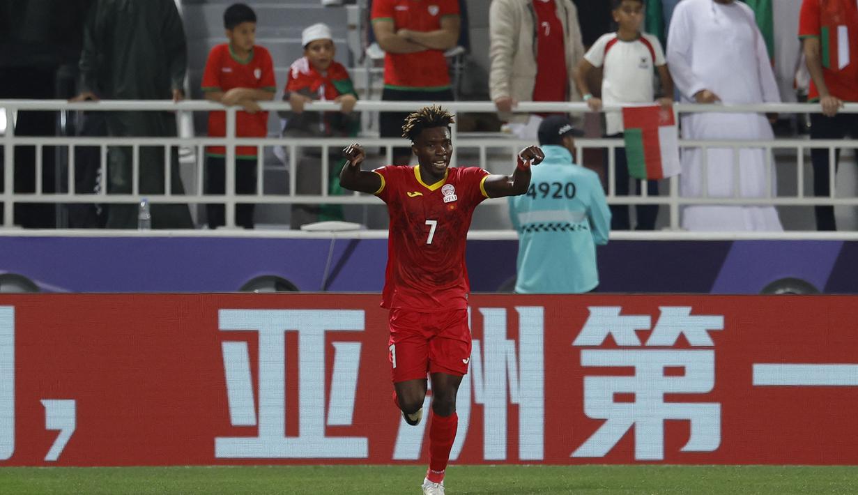 Selebrasi striker Timnas Kirgistan, Joel Kojo setelah mencetak gol penyeimbang 1-1 ke gawang Oman pada laga ketiga Grup F Piala Asia 2023 di Abdullah bin Khalifa Stadium, Doha, Qatar, Kamis (25/1/2024). (AFP/Karim Jaafar)