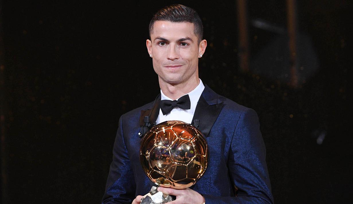 Bintang Real Madrid asal Portugal, Cristiano Ronaldo, dinobatkan sebagai peraih Ballon d'Or 2017 di Menara Eiffel, Paris, Jumat (8/12/2017). Gelar Ballon d'Or kelima bagi CR7 ini sekaligus menyamai raihan Ballon d'Or milik Messi. (AFP/Franck Faugere)