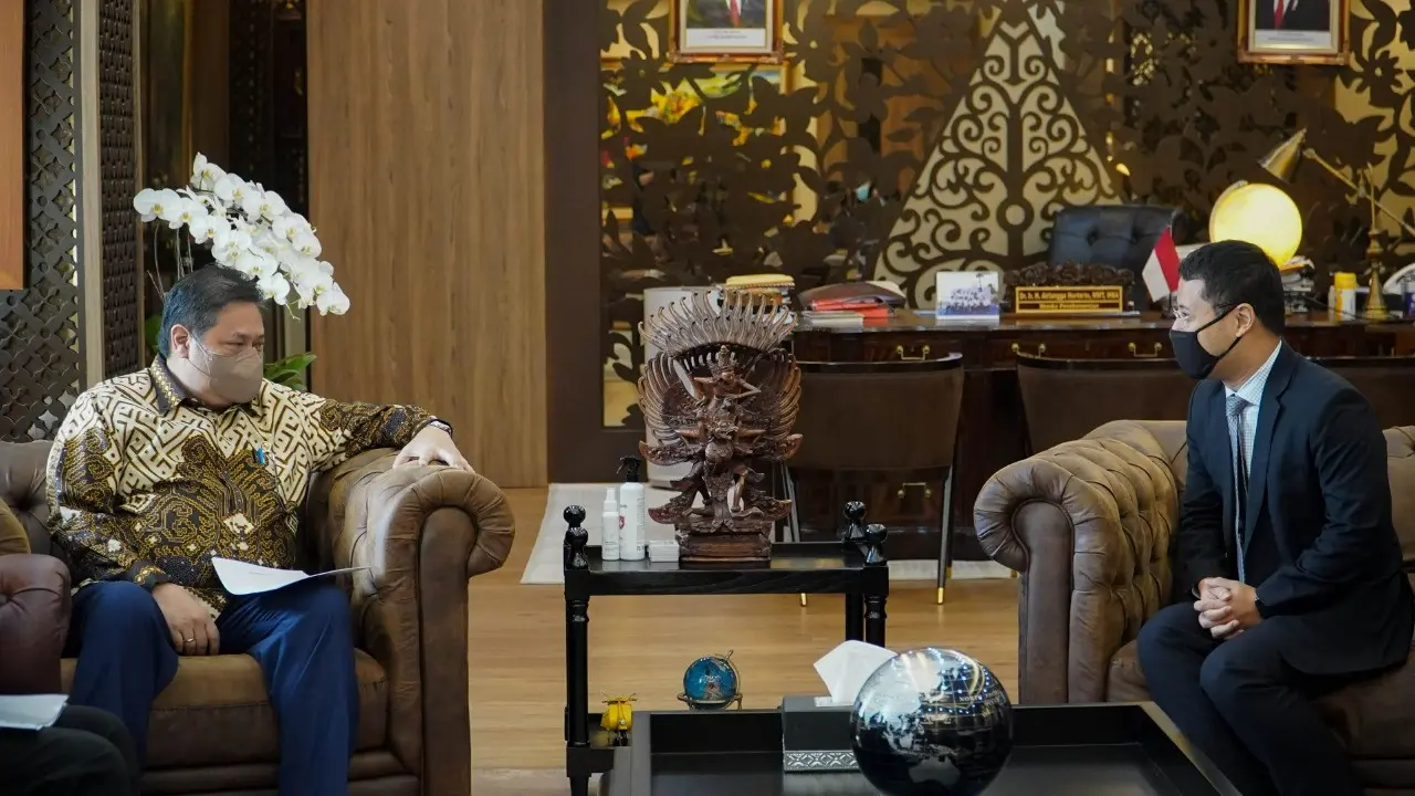 Menteri Koordinator Bidang Perekonomian Airlangga Hartarto dalam pertemuan dengan Menteri Pembangunan Nasional Singapura, H.E. Mr. Desmond Lee di Jakarta, Rabu (23/3/202).