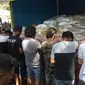 Kepolisian Daerah Gorontalo menangkap tiga mobil yang membawa 10 ton minuman keras Cap Tikus. Diduga miras tersebut akan digunakan dalam momen pesta tahun baru. (Liputan6.com/ Arfandi Ibrahim)