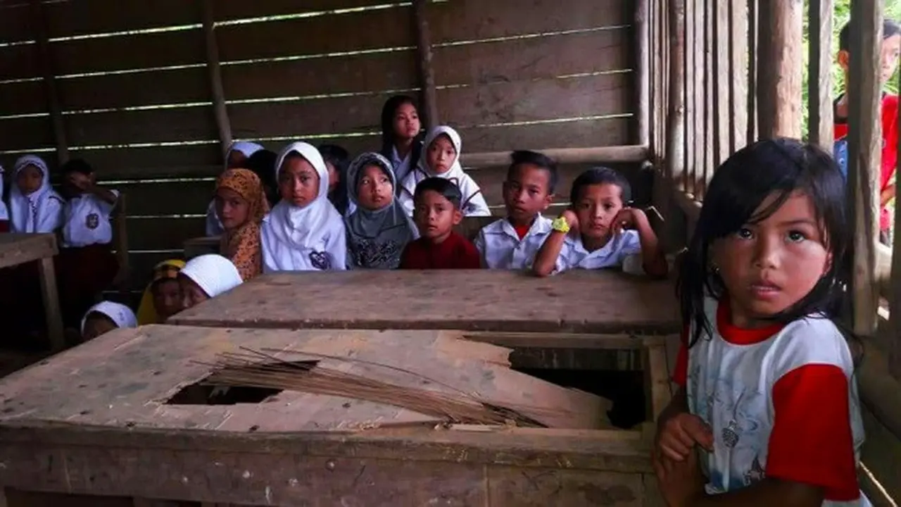 Murid dan ruangan SDN 010 Dusun Sialang Harapan sebelum dirombah berkat bantuan personel Polda Riau.